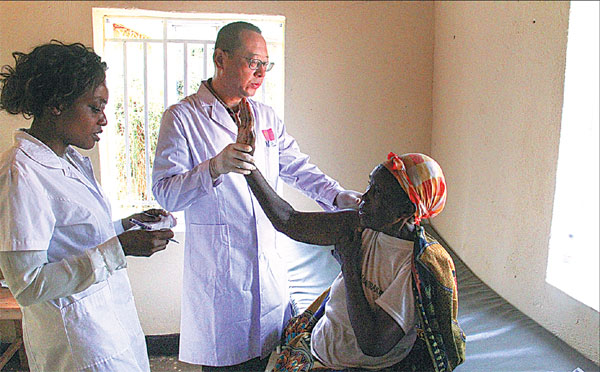 Chinese doctors offer free care to Rwandans