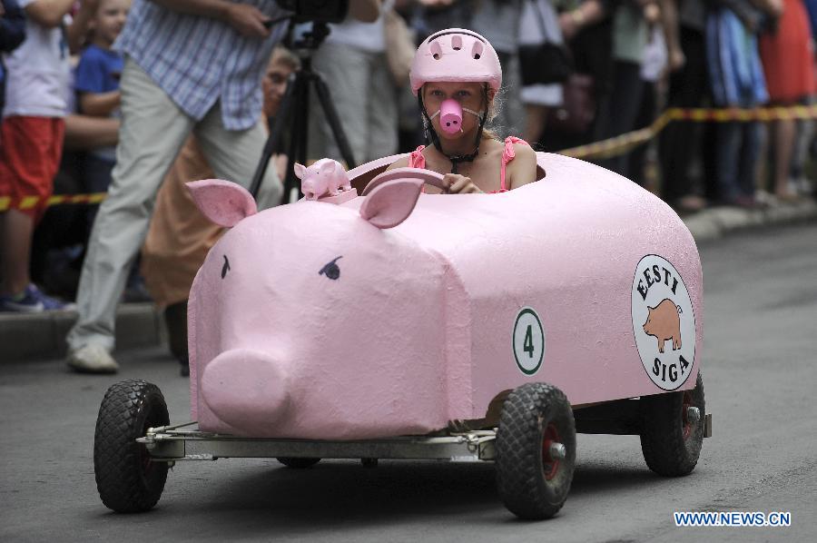 Teenages compete in soapbox derby race in Estonia