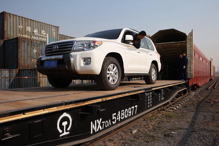 Beijing launches car-carrying trains for self-driving tourists in APEC vacation
