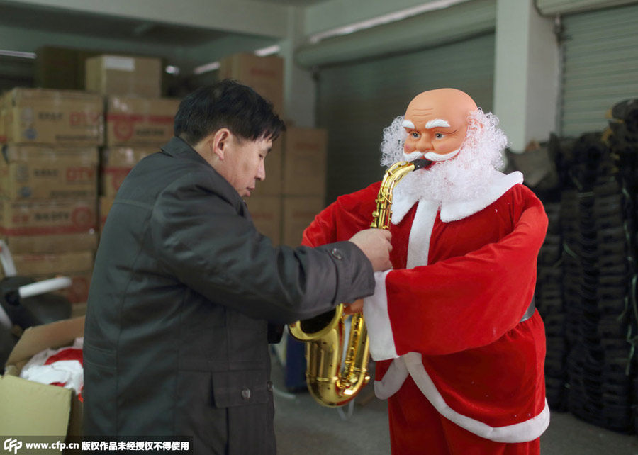 Peek inside China's 'X'mas village' in Yiwu