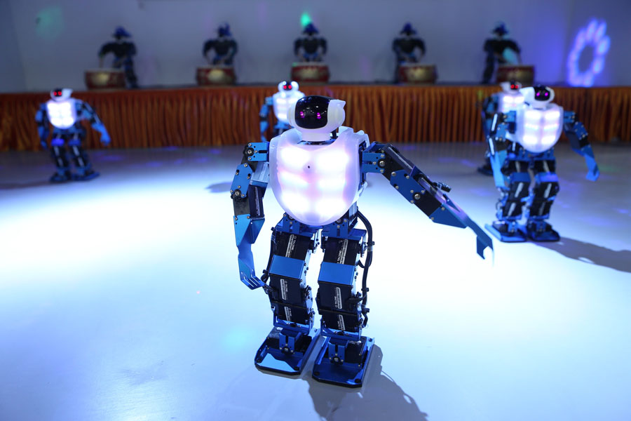 Robot-themed café debuts in Shanghai