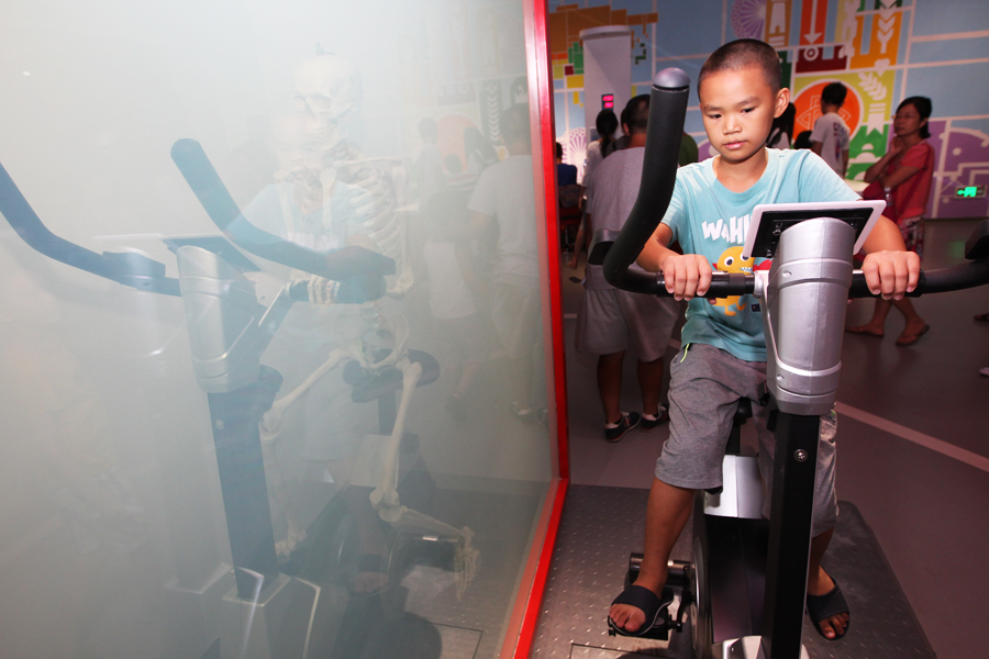 Children explore science and technology at museum