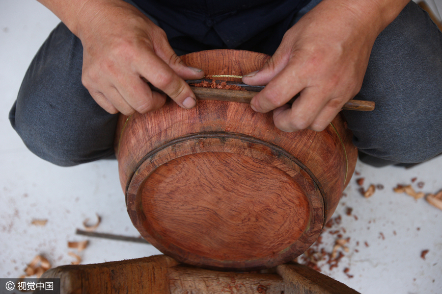Hand-carved buckets face possible extinction in Zhejiang