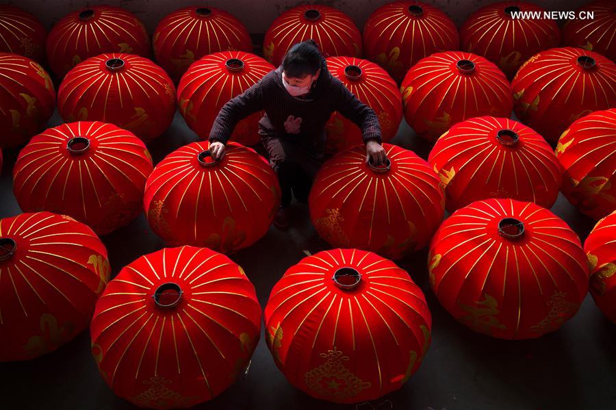 Kaiming factory produces 3,000 lanterns a day