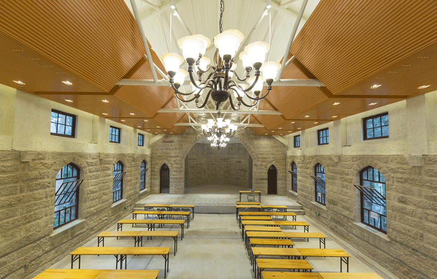 Hogwarts-like assembly hall attracts visitors to Zhejiang University
