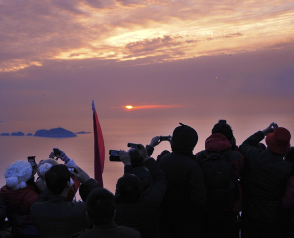 Enjoying sunrise on New Year's Day in China