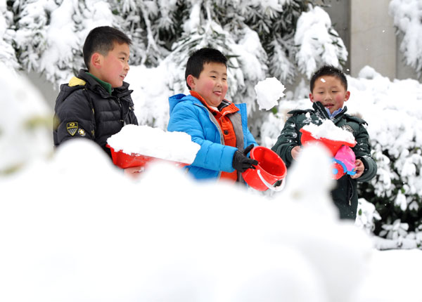 Snowstorm hits E. China