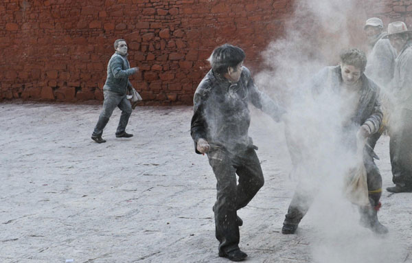 Tibetans welcome new year with flour fight