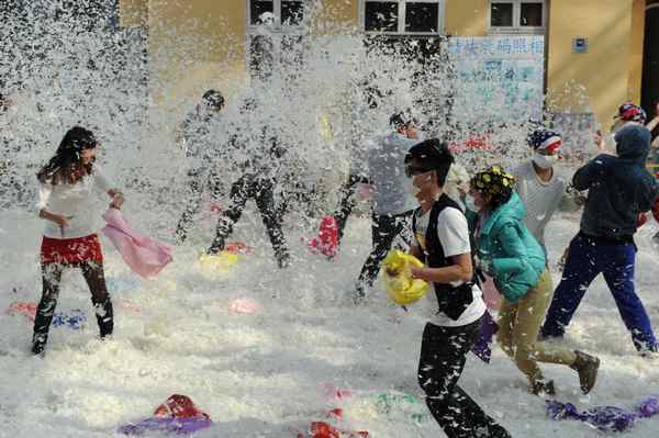 Pillow fight held to mark Int'l Women's Day