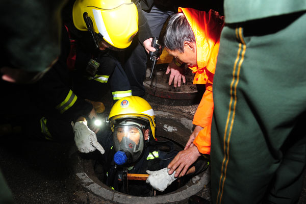 Woman who fell in manhole still missing