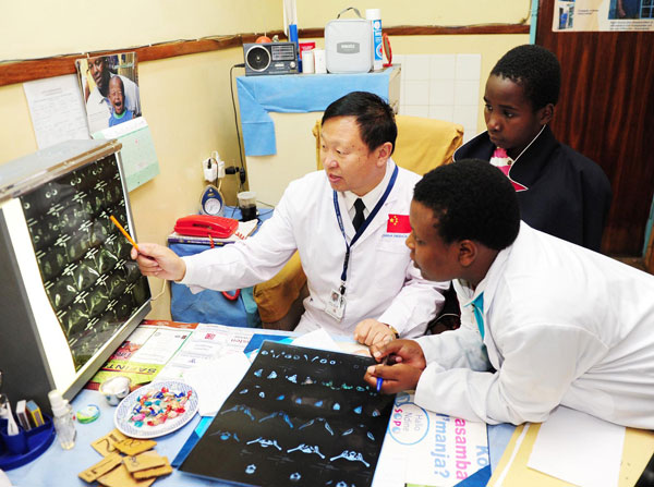 Chinese doctors help and learn in Africa