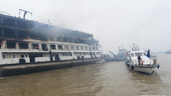 Leisure boat caught on fire in Wuhan