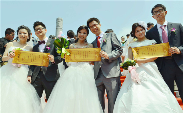 Group wedding marks university’s anniversary