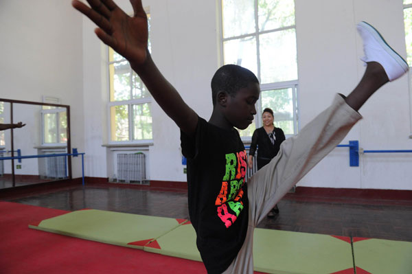 African youths hone acrobat skills in N China
