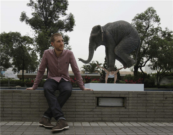 Giant sculpture 'Pentateuque' on display in HK