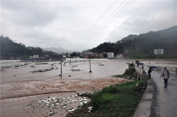 Rain-triggered flood hits SW China