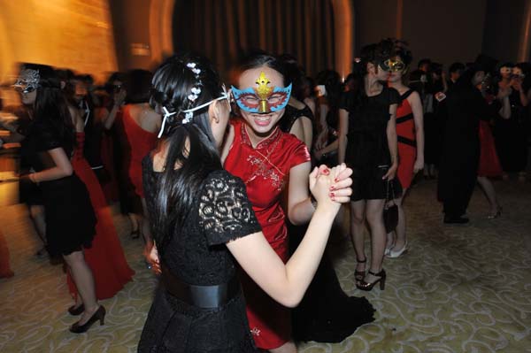 Wuhan stages Gossip Girl-style prom