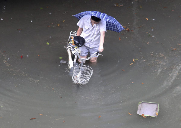 Torrential rain hits E China, slowing traffic
