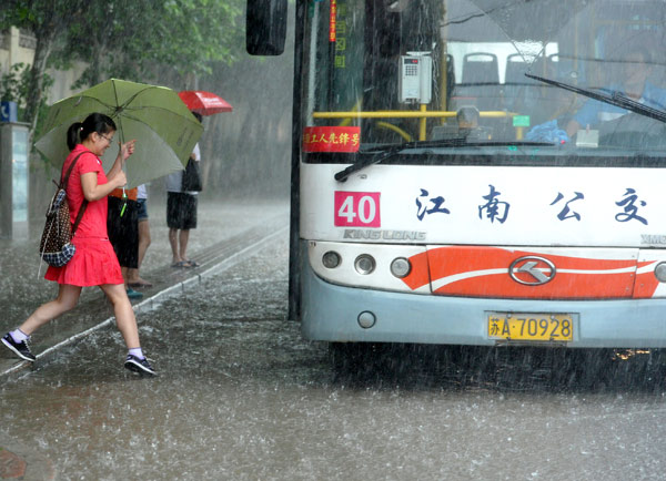 Torrential rain hits E China, slowing traffic
