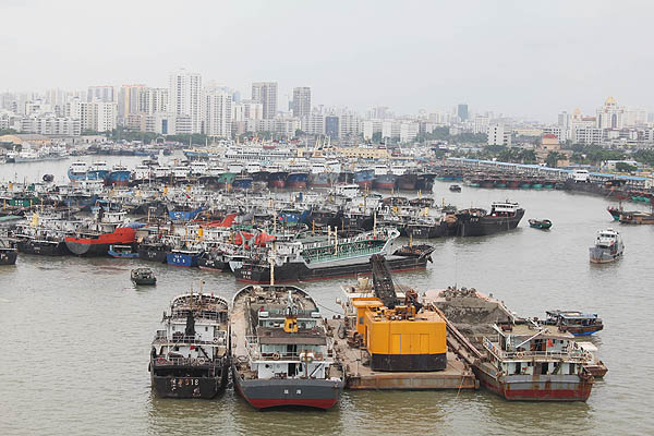 Tropical storm strands ships in Hainan
