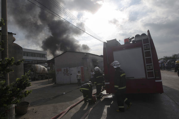 Fire in S China takes down food warehouses