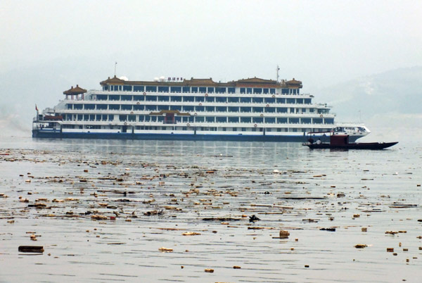 Yangtze River plagued by floating garbage