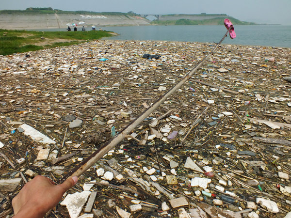Yangtze River plagued by floating garbage