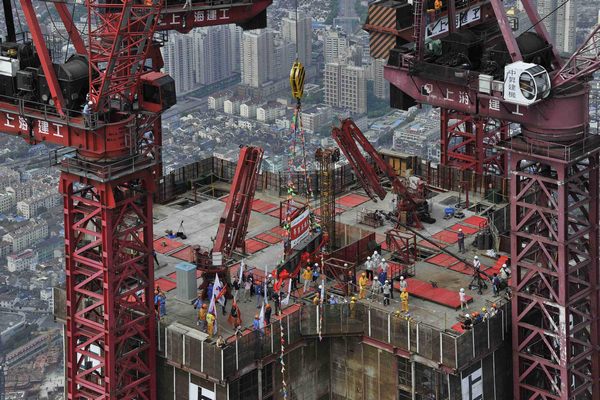 China's tallest skyscraper undergoes construction