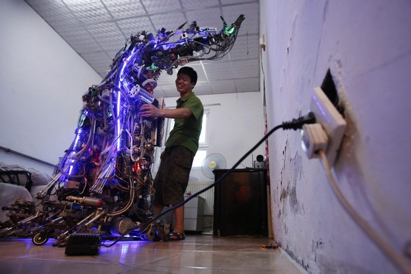 Inventor uses scrap to build robot
