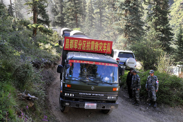 Rescue workers arrive after quake in Tibet