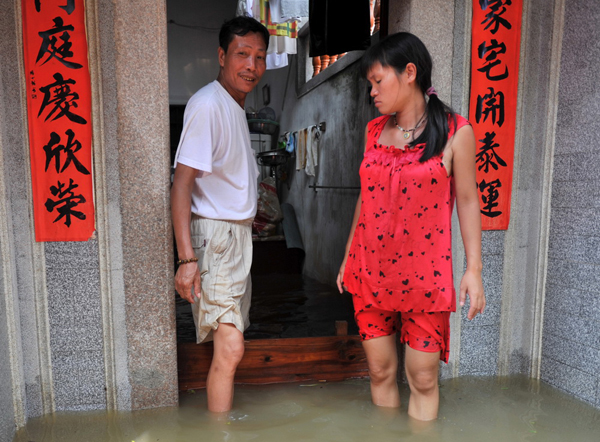 Rescue work begins following floods in S China