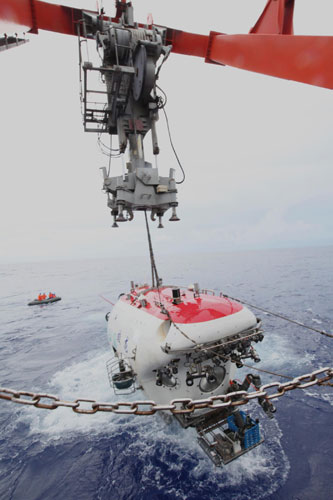 Woman scientist dives by submersible<EM> Jiaolong</EM>
