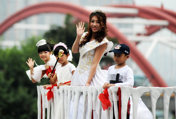 International carnival parade held in S China