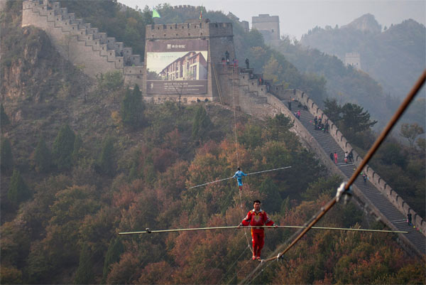 Tightrope walker conquers Great Wall