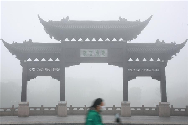 Heavy fog shrouds E China's Yangzhou city