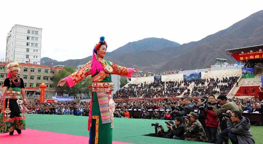 Folk costumes show hosted in Tibet