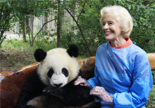 Australian leader visits panda base in Chengdu