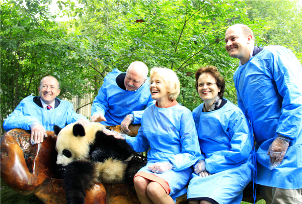 Australian leader visits panda base in Chengdu