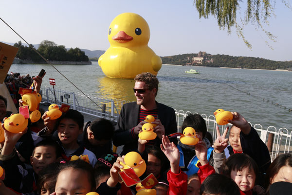 Giant duck to exit after drawing the crowds
