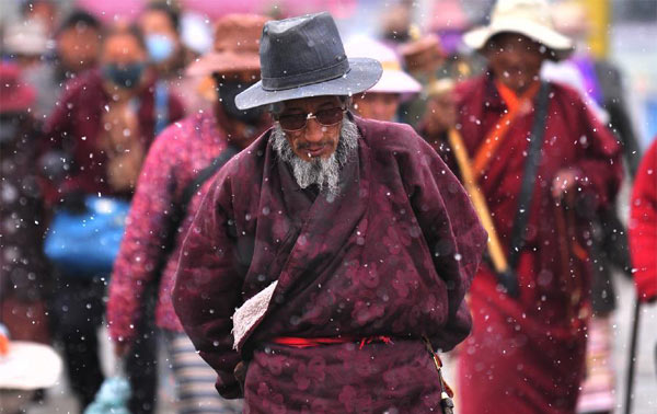 Snowfall hits many areas of Tibet 