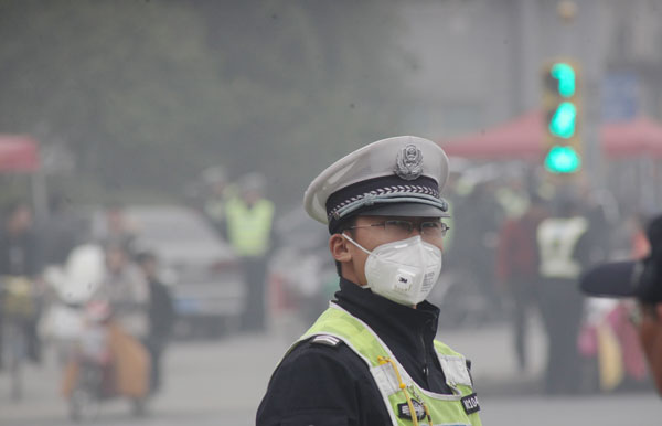 Heavy smog shrouds E China