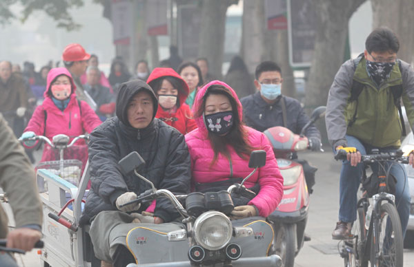 Heavy smog shrouds E China
