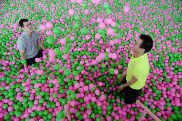 Cancer survivors fun in balloon pool