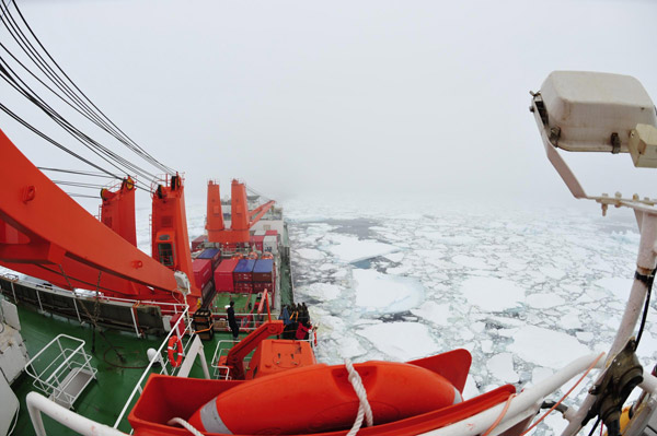 China's <I>Xuelong</I> sails through sea of ice floe