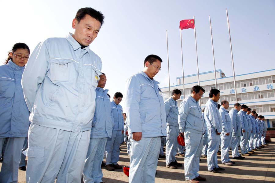 Sino Pec workers mourn blast victims