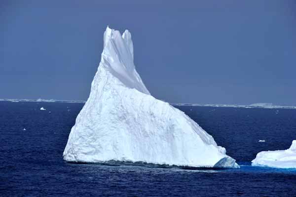 <EM>Xuelong</EM> encounters iceberg