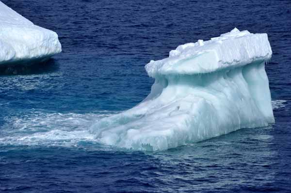 <EM>Xuelong</EM> encounters iceberg