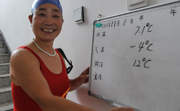 Swimming lovers brave cold in NE China