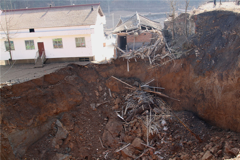 Cave-in destroys 12 houses in SW China