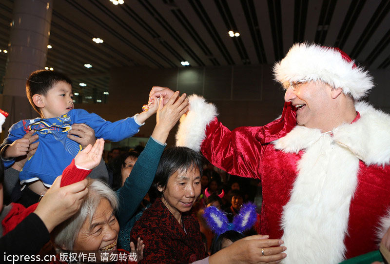 Santa brings holiday cheer to Shenzhen subway